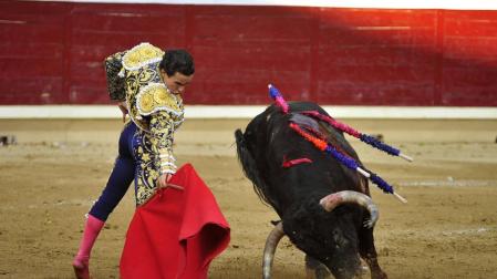 Joaquín Galdós da un derechazo al mejor toro de la corrida de Buenavista, Gallero, al que cortó dos orejas.