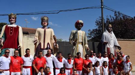 Los gigantes y cabezudos se rinden a la Asociación contra el cáncer