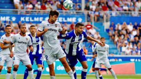 Joselu y Pacheco dan el primer triunfo al Alavés