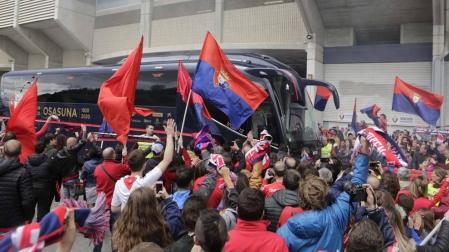 La afición de Osasuna se acercó a El Sadar para acompañar al equipo en la rúa del ascenso.
