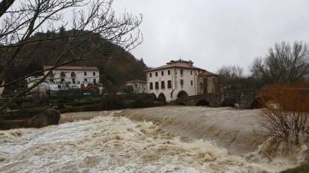 Gurelur denuncia un vertido de plásticos al río Ulzama en Arre