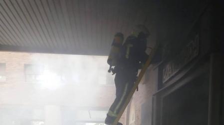Bomberos actúan en el bar La Embajada.