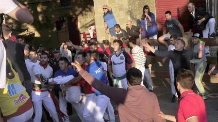 Todas las fotos de la cogida del callejón del tercer encierro de fiestas de Tafalla, en Diario de Navarra