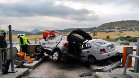 Dos coches colisionaron en el peaje de Zuasti. Un coche francés, cuya conductora fue trasladada al hospital (su marido resultó ileso) fue embestido por detrás por otro turismo. Su conductor afirmó que el acelerador se le quedó agarrotado y no pudo evitar el choque.