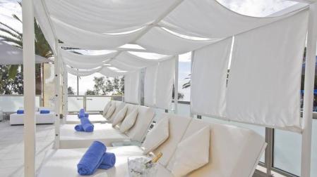 Se trata del hotel Fona Mallorca, situado en la localidad de S'Illot, en primera línea de mar y a 50 metros de la playa de Sa Coma.