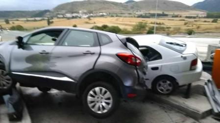Dos coches colisionaron en el peaje de Zuasti. Un coche francés, cuya conductora fue trasladada al hospital (su marido resultó ileso) fue embestido por detrás por otro turismo. Su conductor afirmó que el acelerador se le quedó agarrotado y no pudo evitar el choque.