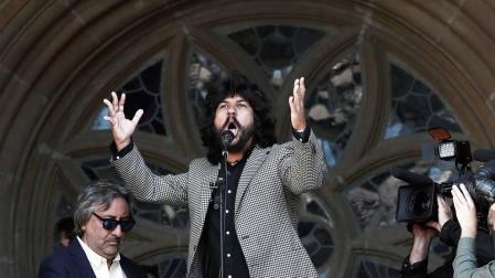 Cientos de personas han acudido este martes a la explanada de la Catedral de Pamplona donde se ha celebrado un homenaje a la campana Gabriela por su 500 aniversario, con la intervención de la Capilla de Música de la Catedral, Josemi y Juan Carmona, David de Jacoba y Rancapino Chico, actuación que ha servido de inauguración del VI Festival Flamenco on Fire.