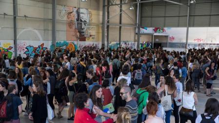 Interinos “indignados” por la adjudicación de plazas se reúnen con Educación