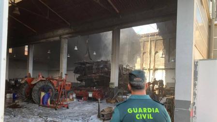 Estado en el que ha quedado el taller mecánico incendiado en Buñuel