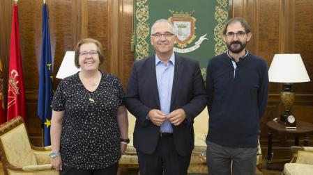 Enrique Maya recibe a los responsables de Cruz Roja en Navarra y Pamplona