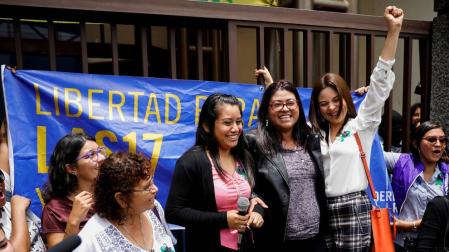 Absuelta la mujer acusada de homicidio por la muerte de su bebé en El Salvador