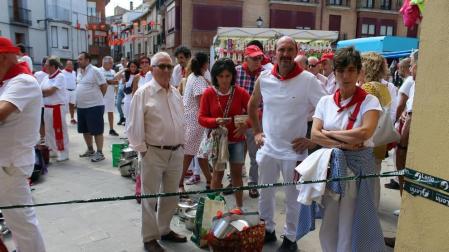 En la pochada de las fiestas de Lerín de este año se repartieron 1.600 raciones del guiso, elaborado con 400 kg. de alubias.