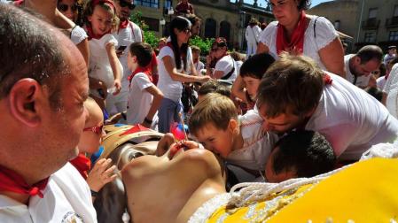 Un niño besa uno de los gigantes de Tafalla.