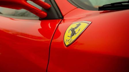 Detalle del escudo de un Ferrari.