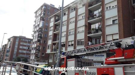 Muere una mujer que cayó de una cuarta planta en Leioa al incendiarse su piso
