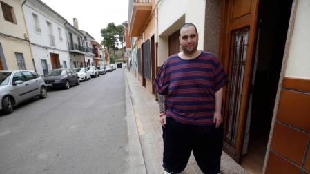 Teo en su casa en Turís.