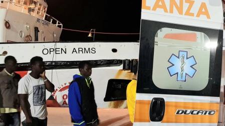 Algunos de los inmigrantes del Open Arms, tras su llegada  a Lampedusa.