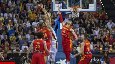 Más de 10.000 aficionados se citaron en el pabellón pamplonés para ver la victoria por 78-70 de la selección española en el arranque de la gira de preparación del Mundial de China 2019.