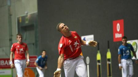 Aimar Olaizola trata de golpear una pelota durante la semifinal de ayer de la Aste Nagusia.