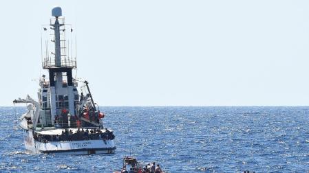 La fiscalía italiana ordena incautar el Open Arms y el desembarco de migrantes