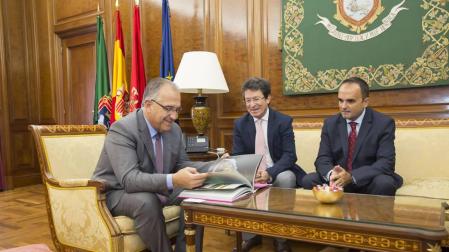 Enrique Maya y el embajador de Ecuador en España, Cristóbal Fernando Roldán Cobo.
