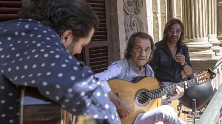 El flamenco de Ketama y Pepe Habichuela se asoma al balcón del Ayuntamiento de Pamplona