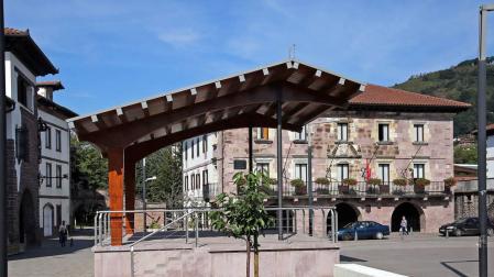 Imagen del quiosco levantado en la plaza de los Fueros, con el Ayuntamiento al fondo.