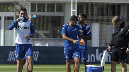 Adrián, Fran Mérida y Otegui se hidratan en un entrenamiento.