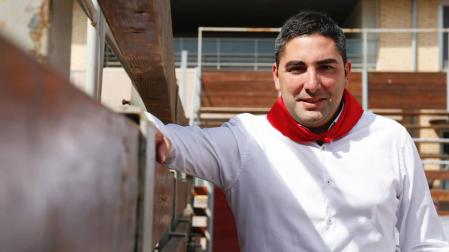 El alcalde de Ribaforada, Tirso Calvo Zardoya, junto al vallado de la plaza de toros portátil de la localidad.