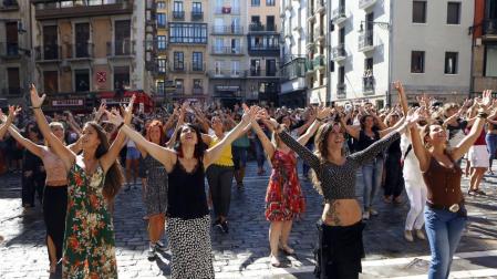 Aficionadas al flamenco bailando un palo con alegría en la plaza Consistorial.