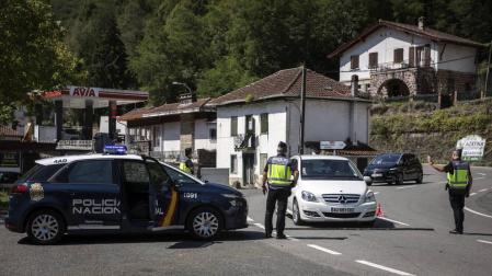 Tres agentes adscritos al puesto de fronteras en Valcarlos, en un control instalado a la una de la tarde de este sábado.