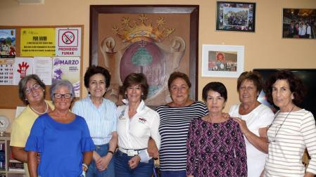 Mª Luisa Carrillo de Albornoz, cuarta por la izda., junto a directivas de la Asociación de Mujeres de Cintruénigo.