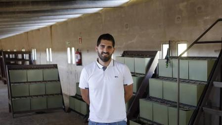 Ibai Ezpeleta Noáin, socio de la empresa junto con su padre, en la planta de compostaje de Aós.
