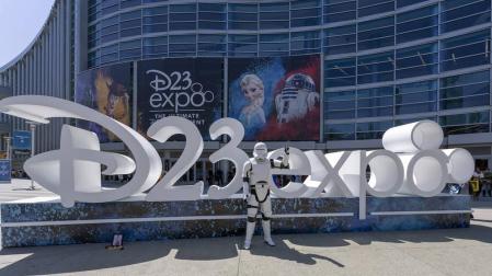 Un Storm Trooper de la saga 'Star Wars', frente a la D23 Expo en Anaheim (California).