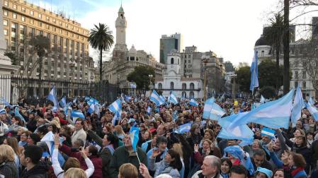 Miles de personas marchan en apoyo a Macri tras su derrota electoral