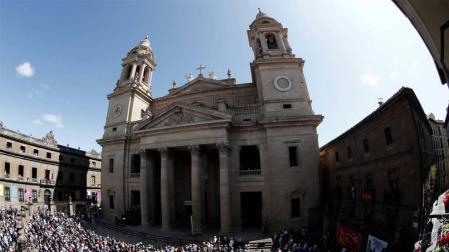 Cientos de personas han acudido este martes a la explanada de la Catedral de Pamplona donde se ha celebrado un homenaje a la campana Gabriela por su 500 aniversario, con la intervención de la Capilla de Música de la Catedral, Josemi y Juan Carmona, David de Jacoba y Rancapino Chico, actuación que ha servido de inauguración del VI Festival Flamenco on Fire.