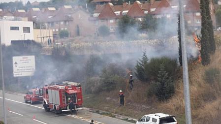 Un incendio declarado junto al British School en Gorráiz se acerca a las piscinas de Olaz