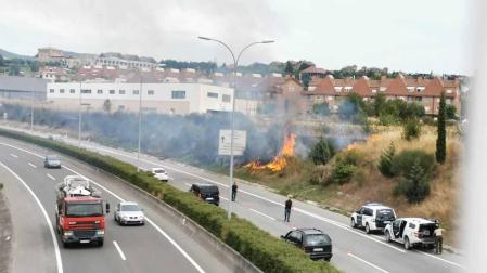 Un incendio declarado junto al British School en Gorráiz se acerca a las piscinas de Olaz