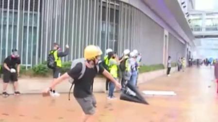 La policía de Hong Kong detiene a 36 personas durante la última jornada de protestas