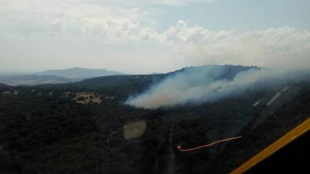 Bomberos trabajan en la extinción de un incendio forestal en Lezaun