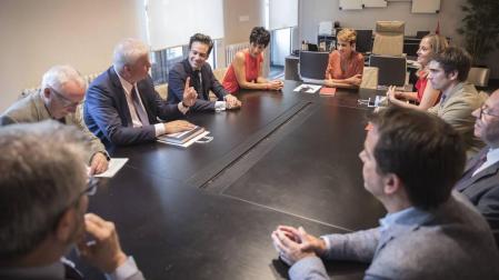 ENCUENTRO EN PALACIO. El que habla es  Burkhard Balz, consejero del Bundesbank; a su lado, Pablo Zalba y la consejera Elma Saiz. Enfrente, la presidenta navarra  María Chivite, la vipresidenta del BEI,  Emma Navarro, el asesor Miguel Moreno; el presidente de Diario de Navarra, Virgilio Sagüés, y Mikel Irujo, de Acción Exterior.