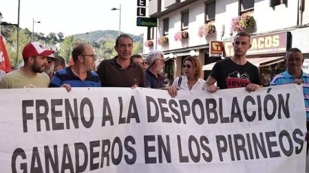 Manifestación de agricultores y ganaderos contra la reintroducción del oso en el Pirineo oscense