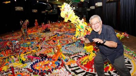 El artista japonés Hiroshi Fuji junto a su obra en el ChangChui Creative Park, en la ciudad de Bangkok