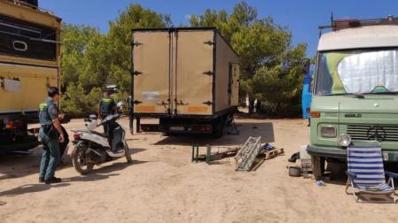 Un total de 73 detenidos y 13 heridos tras desmantelar en Sant Josep una fiesta ilegal