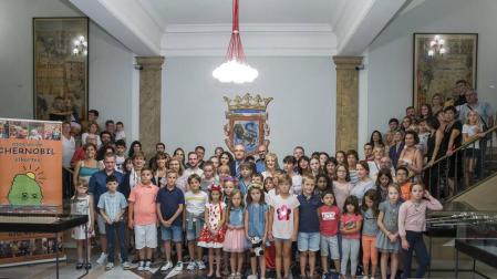 Visita al Ayuntamiento de un grupo de niños de Chernóbil que pasan el verano en Navarra