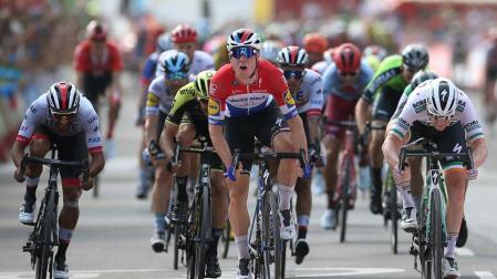 El holandés Jakobsen se impone en El Puig y Roche sigue líder