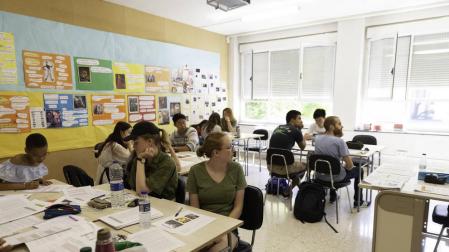 Clase del curso intensivo de español para los alumnos internacionales de la UPNA. En la imagen, con gorra, Shona McLarr, de Dublín. A la derecha, con barba, Julien Melilli, de Toulusse.