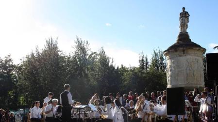 El céntrico parque del Bosquecillo se convirtió en escenario para acoger el concierto que dio cierre al curso 2017-2018 de la Escuela de Música Joaquín Maya. Más de doscientos cincuenta alumnos participaron en este macro evento. La actuación estuvo precedida de un pasacalles protagonizado por la Gaztesoinua Fanfarrea. Durante el concierto participaron el Coro Corilandia, la Banda del Patio, la Maya Vocal Ensemble y la Banda Joaquín Maya.