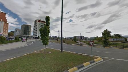 Dos heridos tras perder el control de su moto y caer sobre la vía en Pamplona