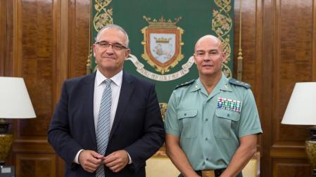 El alcalde de Pamplona recibe al jefe de la Guardia Civil en Navarra